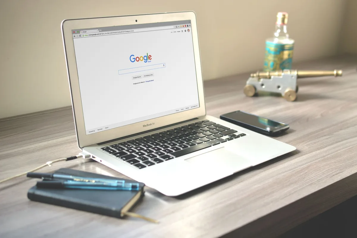Ordinateur portable ouvert sur la page de recherche Google, posé sur un bureau, prêt à répondre à un avis